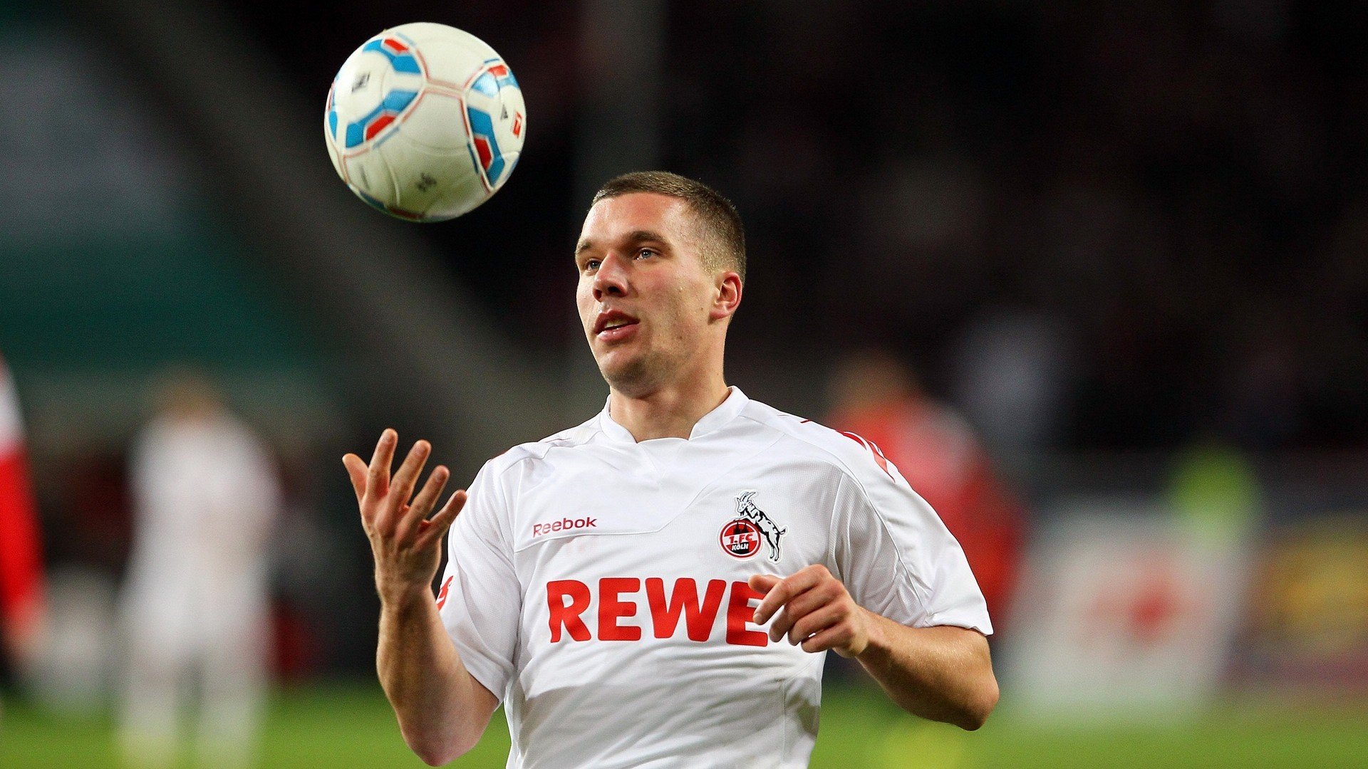 那不勒斯双子星闪耀圣西罗,克瓦拉茨赫利亚攻防统治助AC米兰险胜里昂